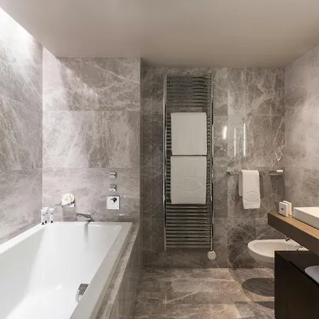 Mandarin Oriental, Hotel