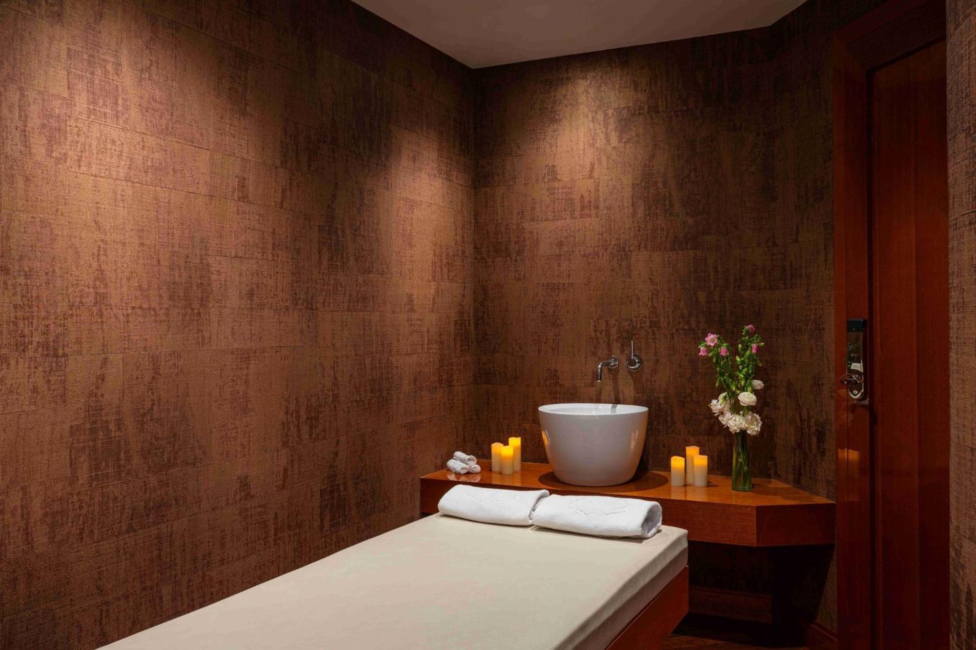 Mandarin Oriental, Hotel
