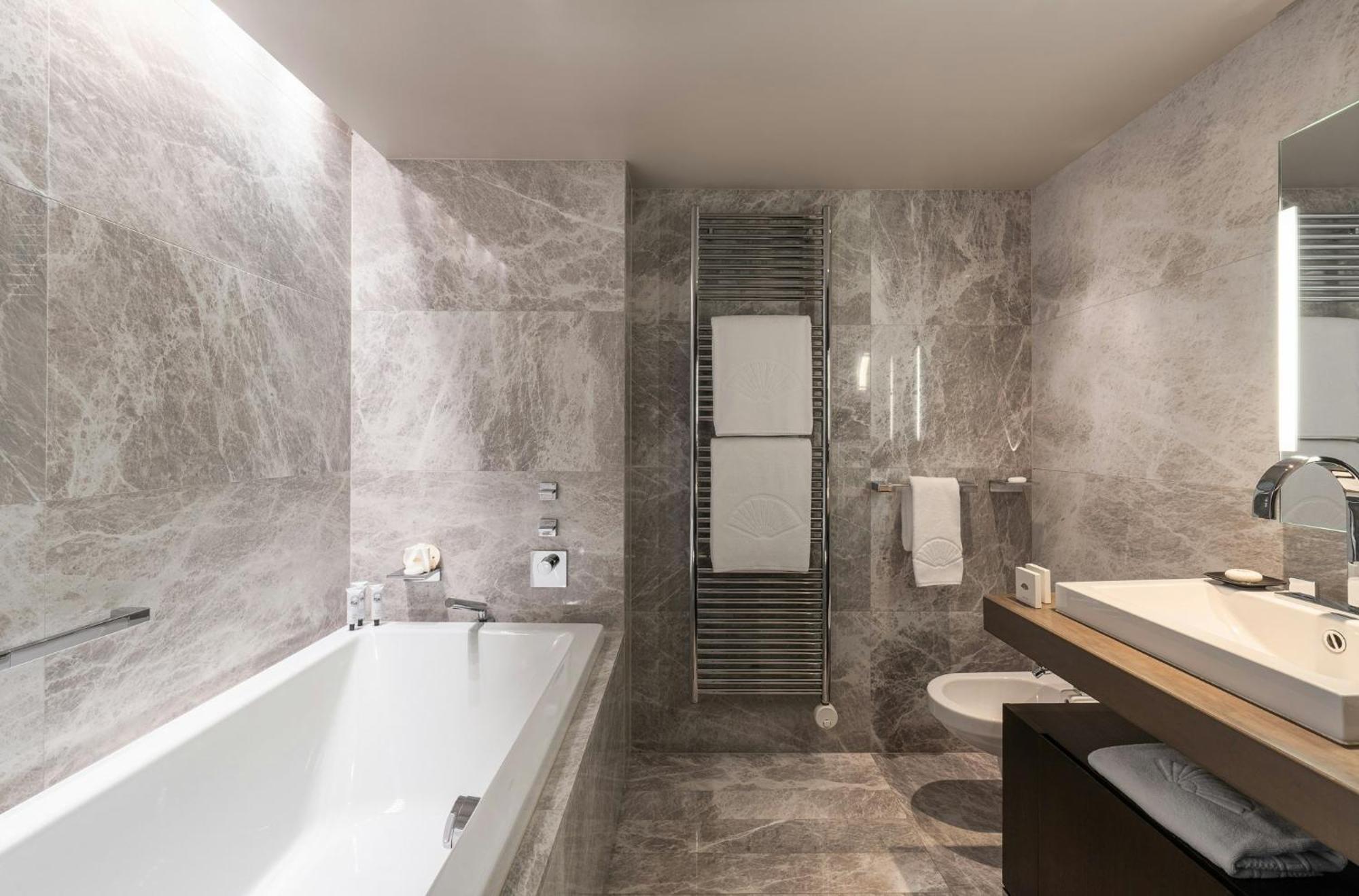 Mandarin Oriental, Hotel