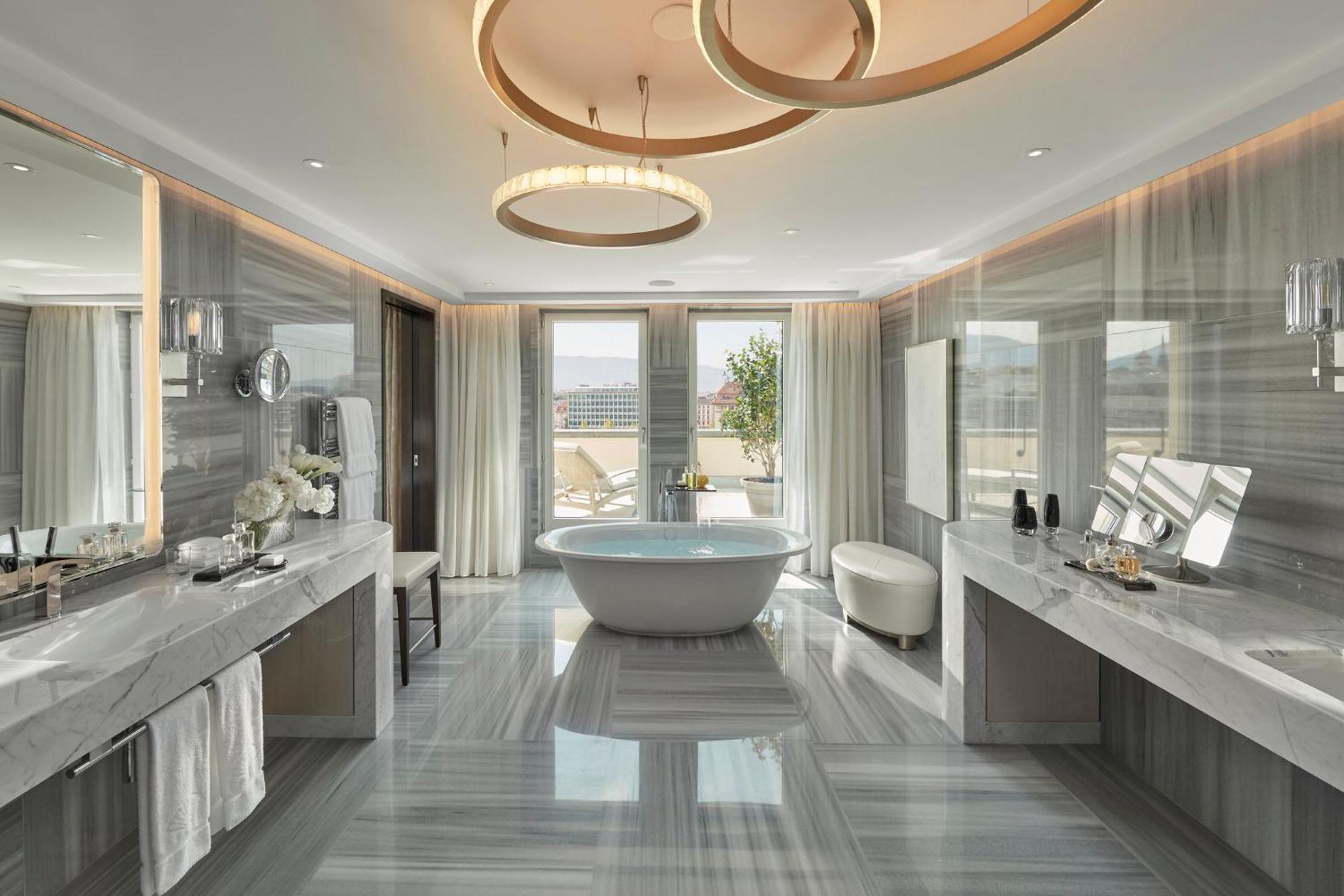 Mandarin Oriental, Hotel